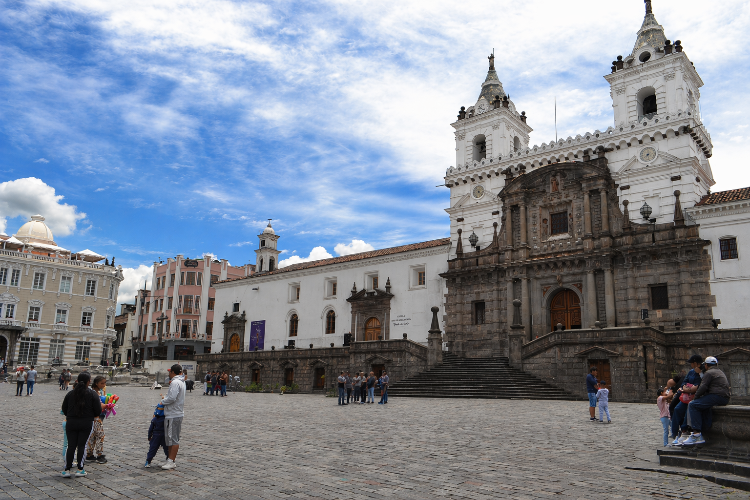 Plaza e iglesia de San Francisco en el Centro Histórico de Quito